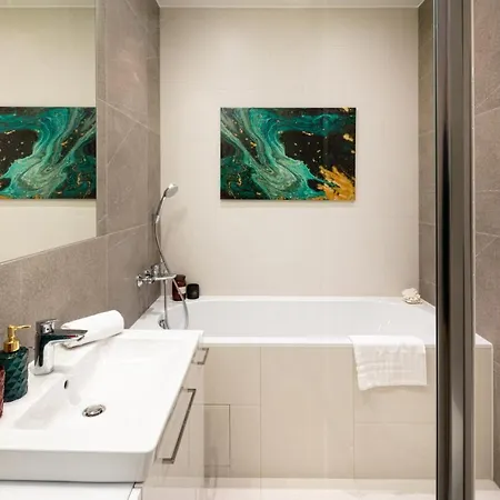 Active Center Luxury Two Bedroom With Parking 아파트 *