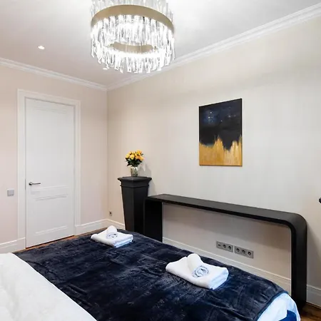 Active Center Luxury Two Bedroom With Parking 리가