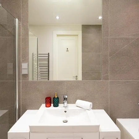 Active Center Luxury Two Bedroom With Parking 아파트 *