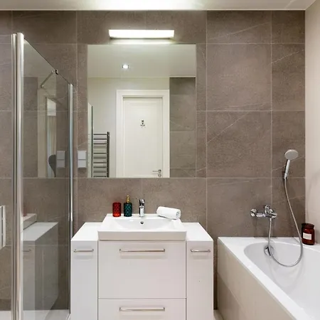 Active Center Luxury Two Bedroom With Parking דירה *