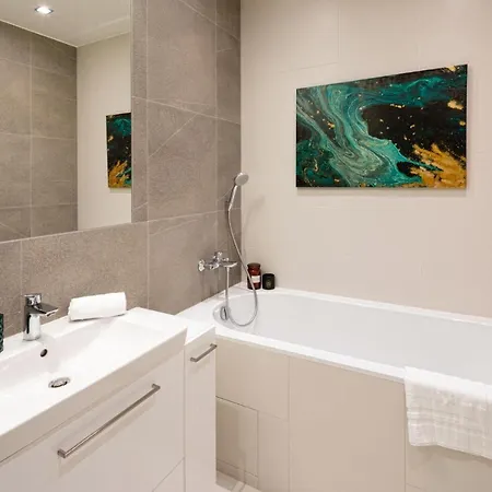 Active Center Luxury Two Bedroom With Parking *