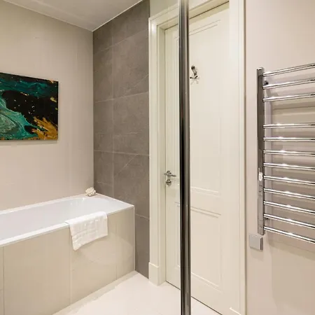 Active Center Luxury Two Bedroom With Parking Appartamento